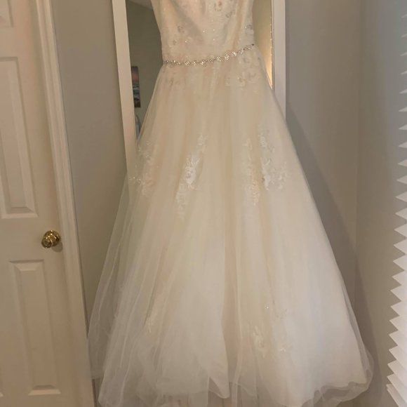 WEDDING DRESS, VIEL AND JEWELED BAND INCLUDED. - Picture 16 of 16